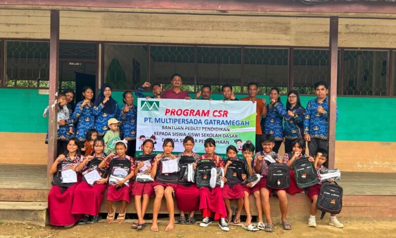 PT MPG Bagikan Seragam dan Tas Gratis di Desa Karamuan