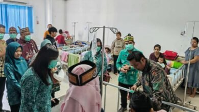 Wabup Felix Jenguk Bayi Terindikasi Stunting di RSUD Muara Teweh
