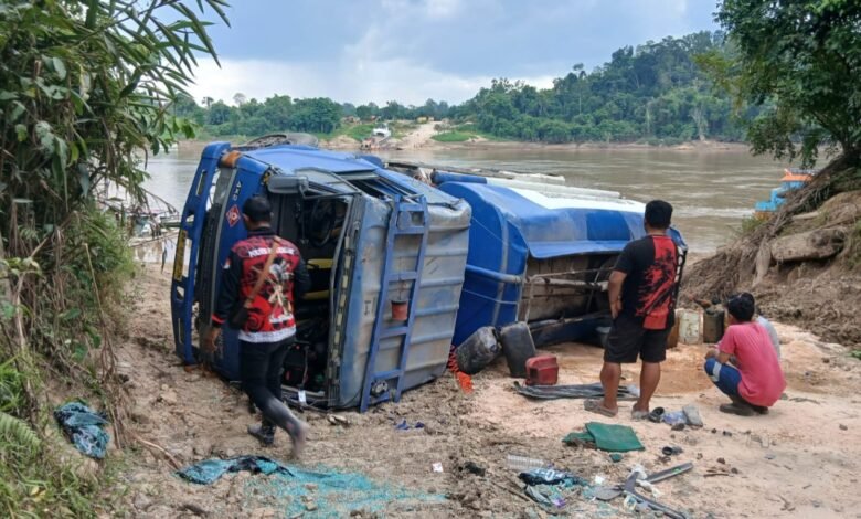 Truk Tangki BBM Terbalik di Barito Utara, Sopir Meninggal Tertindih Unit