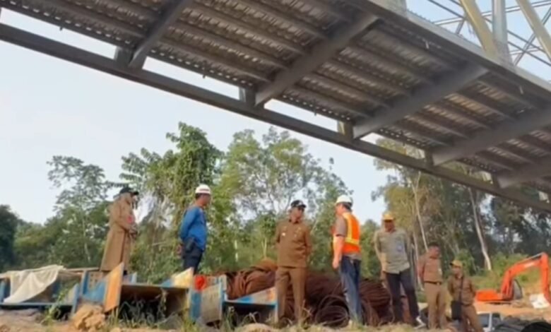 Bupati Shalahuddin Tinjau Proyek Jalan Yetro Sinseng hingga Jembatan Lemo Bupati Shalahuddin Tinjau Proyek Jalan Yetro Sinseng hingga Jembatan Lemo