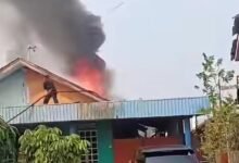 Dugaan Ledakan Tabung Gas Picu Kebakaran Rumah di Barito Utara, Satu Orang Terluka Dugaan Ledakan Tabung Gas Picu Kebakaran Rumah di Barito Utara, Satu Orang Terluka