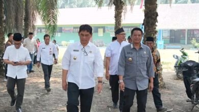 Shalahuddin Tinjau Sekolah dan Puskesmas Desa Batu Raya 1