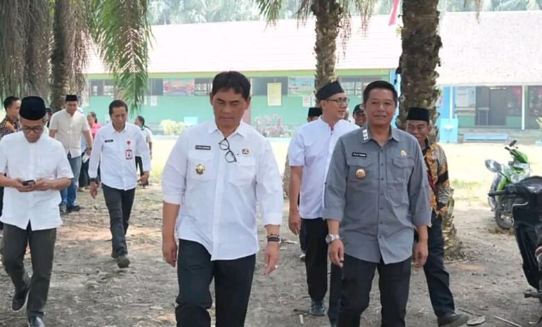 Shalahuddin Tinjau Sekolah dan Puskesmas Desa Batu Raya 1