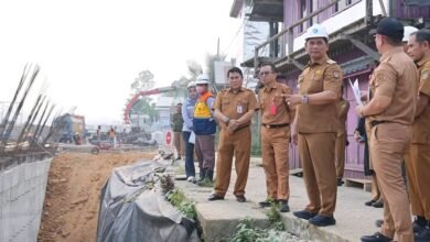 Shalahuddin Tinjau Pelebaran Jalan di Muara Teweh, Minta Kualitas Pekerjaan Dijaga
