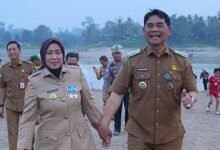 Tinjau Gosong Sungai Barito, Bupati Shalahuddin Kenang Masa Kecil 40 Tahun Lalu Tinjau Gosong Sungai Barito, Bupati Shalahuddin Kenang Masa Kecil 40 Tahun Lalu