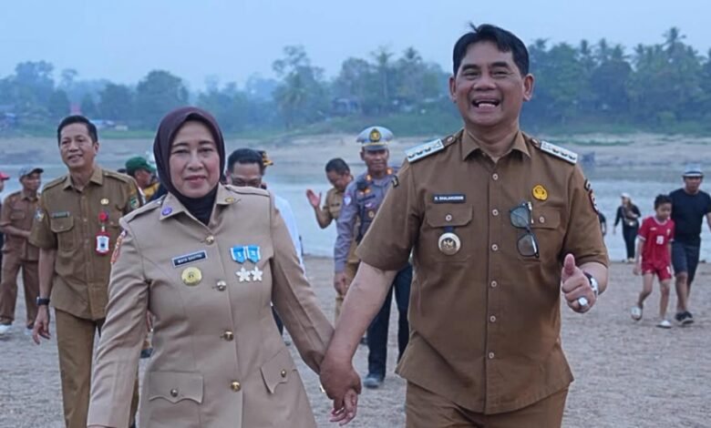 Tinjau Gosong Sungai Barito, Bupati Shalahuddin Kenang Masa Kecil 40 Tahun Lalu