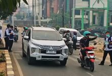 Bagikan Masker untuk Pengendara Antisipasi Kabut Asap