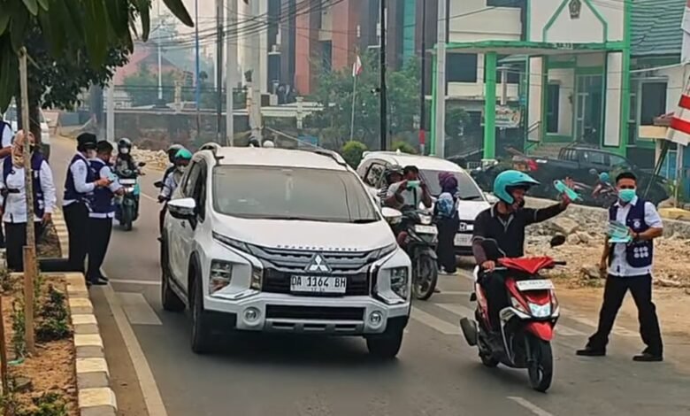 Bagikan Masker untuk Pengendara Antisipasi Kabut Asap