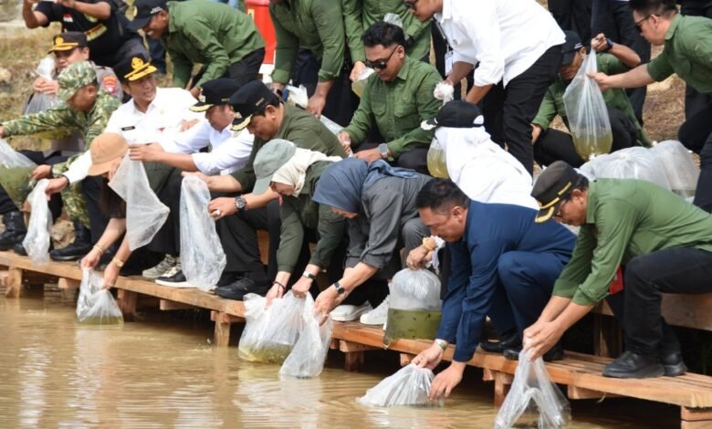 Ketua DPRD Hadiri Restocking Benih Ikan dan Gerakan Pangan Murah di Trinsing