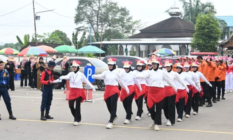 Sekretariat DPRD Barito Utara Antusias Partisipasi dalam Lomba Gerak Jalan