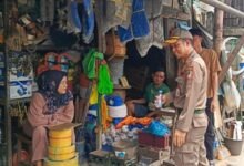 Belasan Lapak PKL di Muara Teweh Ditertibkan Belasan Lapak PKL di Muara Teweh Ditertibkan
