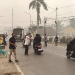 PWI Barito Utara Bagi-Bagi Masker untuk Warga di Tengah Kabut Asap