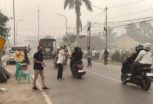 PWI Barito Utara Bagi-Bagi Masker untuk Warga di Tengah Kabut Asap