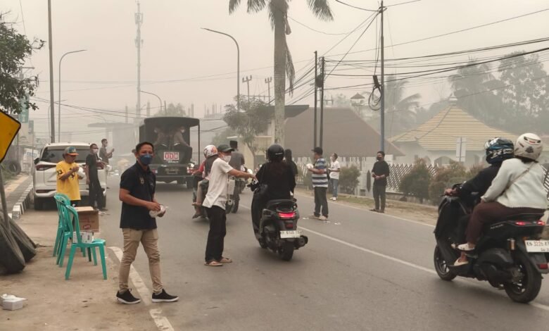 PWI Barito Utara Bagi-Bagi Masker untuk Warga di Tengah Kabut Asap