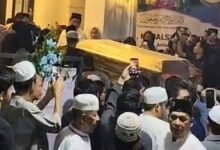 Jenazah H. Nadalsyah Disemayamkan di Kediaman Muara Teweh Jenazah H. Nadalsyah Disemayamkan di Kediaman Muara Teweh