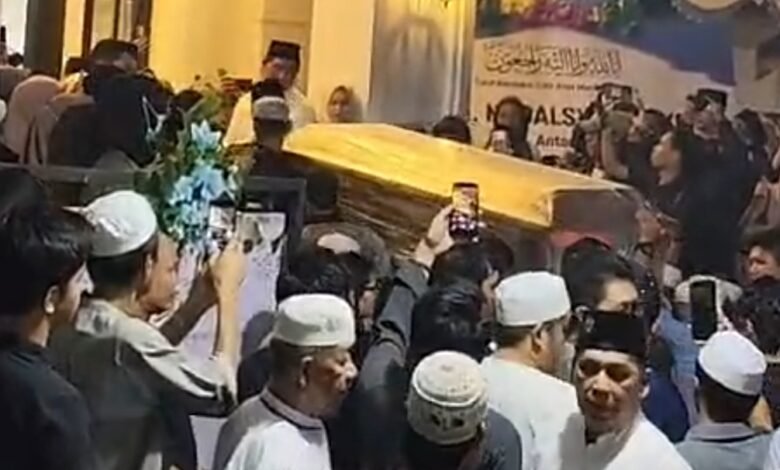 Jenazah H. Nadalsyah Disemayamkan di Kediaman Muara Teweh Jenazah H. Nadalsyah Disemayamkan di Kediaman Muara Teweh